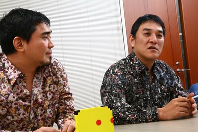 石野卓球の手元にあるのはニューアルバム「YELLOW」のジャケット。