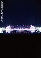 ライブDVD「LIVE TOUR "LIFE" in 幕張メッセ」ジャケット写真。