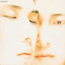 写真は「BE MY BABY」が収録されたCOMPLEXの1stアルバム「COMPLEX」。奥が布袋で手前が吉川。