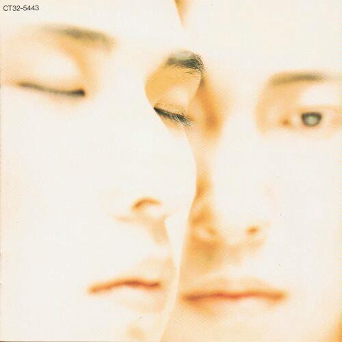 写真は「BE MY BABY」が収録されたCOMPLEXの1stアルバム「COMPLEX」。奥が布袋で手前が吉川。