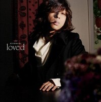 シングル発売日の翌日10月30日には、自身の40回目の誕生日を祝うバースデーライブを渋谷C.C.Lemonホールで行う（写真は「loved」初回限定盤ジャケット）。