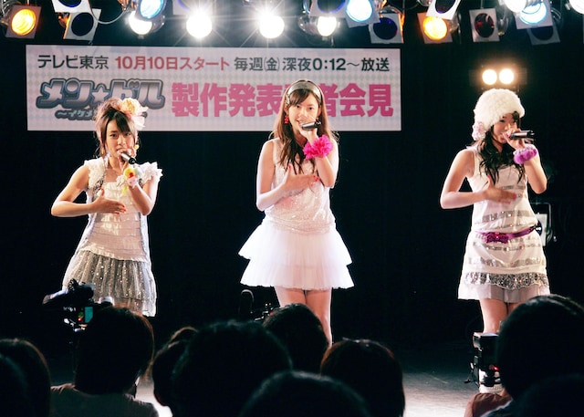 ユニット名のとおり、3人ともノースリーブの衣装でデビュー曲を歌う3人。