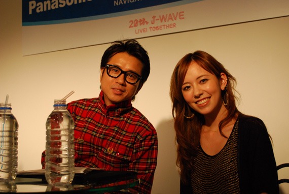番組MC、鮎河ナオミとの2ショット。