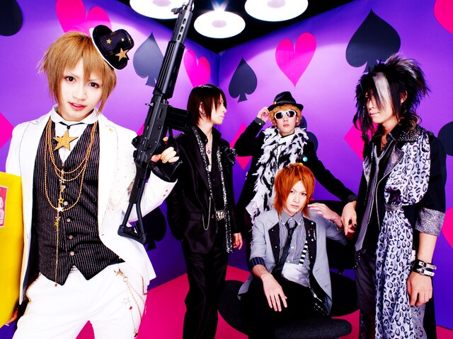 彼らは明日10月10日深夜にNHKで再放送される「MUSIC JAPAN 『ネオ・ビジュアル系 真夏の宴2008』」にも出演。カラフルなパフォーマンスをテレビでチェックしてみよう。