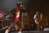 ライブでは3F席最後列の一番端の席に座った人へ、椅子の裏にプレゼントを隠すというサプライズを用意。