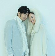 「連れてって　連れてって」通常盤ジャケット。ドリカムの2人がジャケットに登場するのは、シングルでは6年ぶり。