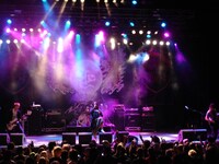 US版やEU版での経験を活かし、ひとまわり大きく成長したムックのパフォーマンスを楽しみにしておこう。