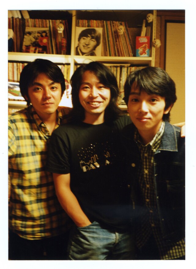 写真は活動休止前、1999年に撮影されたサニーデイの3人。今回のDVDの発売を機にオリジナル作品のリリースにも期待したいところ。