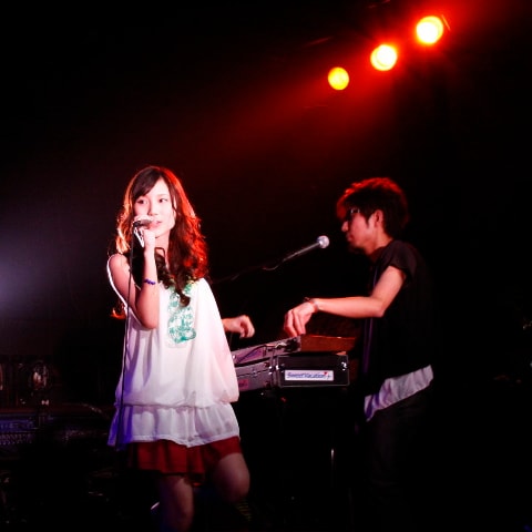 スイバケは先週末のイベント「TOWER RECORDS SHINJUKU 10th ANNIVERSARY [タワレコ新宿10周年 vs 申し訳ないと11周年]」でも、キュートなパフォーマンスを披露。