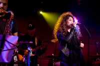 ステージでパフォーマンス中のJUJU。