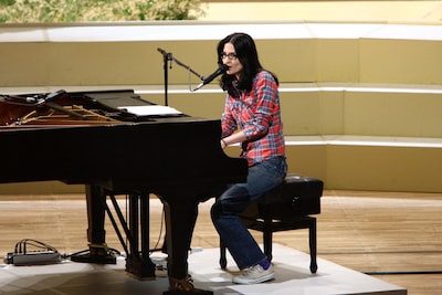 アンジェラは12月26日に、キャリア3度目となるピアノ弾き語りによる日本武道館公演「MY KEYS 2008」を開催。