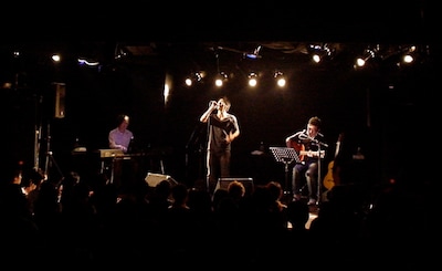 MCでは「僕は奄美大島に今も住んで音楽活動を行っています。みんなも奄美大島出身ということを大切にして、自分のやりたい道を進んでいって下さい。そしてこれからの出会いを大切にすれば、きっと導いてくれる人に巡り会えます」と、奄美の若い世代にメッセージを送った。