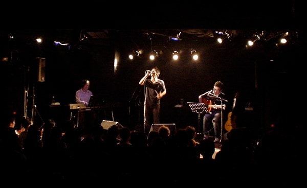 MCでは「僕は奄美大島に今も住んで音楽活動を行っています。みんなも奄美大島出身ということを大切にして、自分のやりたい道を進んでいって下さい。そしてこれからの出会いを大切にすれば、きっと導いてくれる人に巡り会えます」と、奄美の若い世代にメッセージを送った。