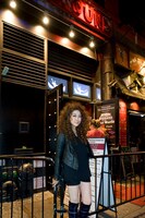 微笑むJUJU。後ろが今回のライブ会場、VILLAGE UNDERGROUND。