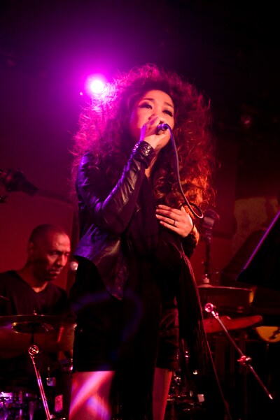 今回のライブテーマは「Autumn in NY」。JUJUはニューヨークにまつわる楽曲を切なく歌い上げた。