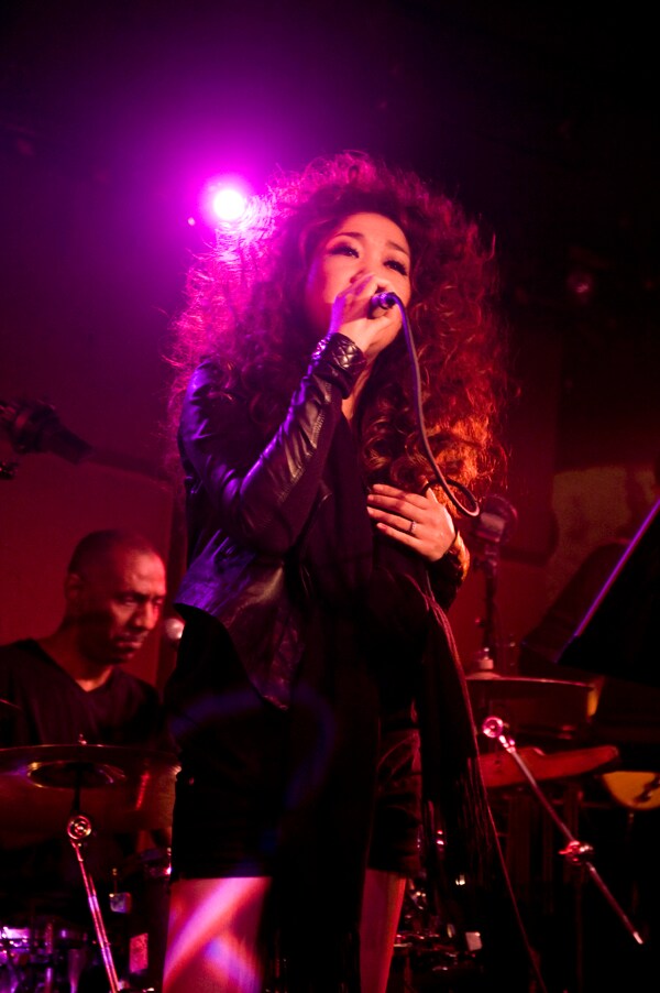 今回のライブテーマは「Autumn in NY」。JUJUはニューヨークにまつわる楽曲を切なく歌い上げた。