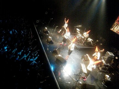 拳を突き上げるメンバーと観客の姿からは、力強い一体感が感じられた。