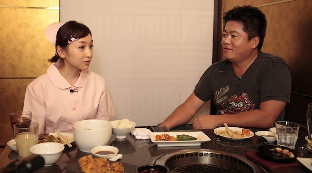 看護師ルックの加護亜依（左）とホリエモンこと堀江貴文氏（右）。いろいろあった2人によるぶっちゃけトーク炸裂!?