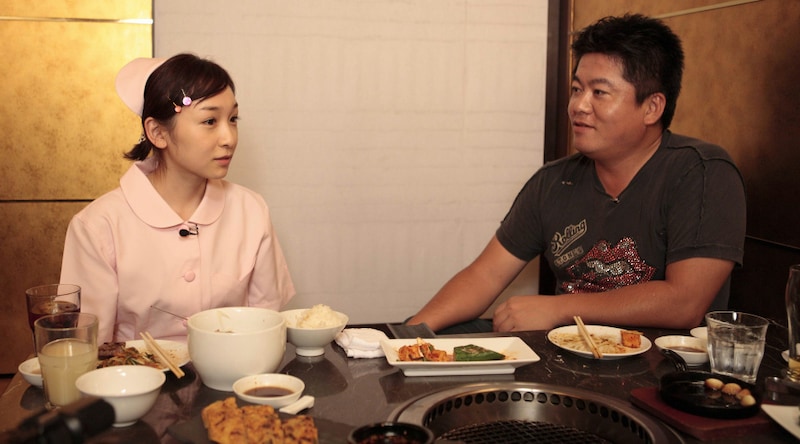 看護師ルックの加護亜依（左）とホリエモンこと堀江貴文氏（右）。いろいろあった2人によるぶっちゃけトーク炸裂!?