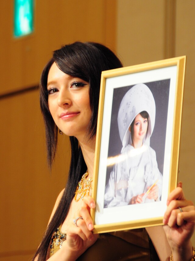 昨夜のライブのステージ上で突然の結婚・妊娠を発表し、集まったファンを驚かせたリア。ライブ終了後、帰宅途中の約3時間にわたって不審なクルマからの追跡を受けたという。