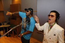 鼠先輩は英語の歌詞を自己流の解釈で熱唱。「ティンティンぶつけてファ～」というアドリブ歌詞を交えるなどヒートアップすると、フロー・ライダーも鼠先輩お得意の“ぽっぽ”ポーズを連発した。