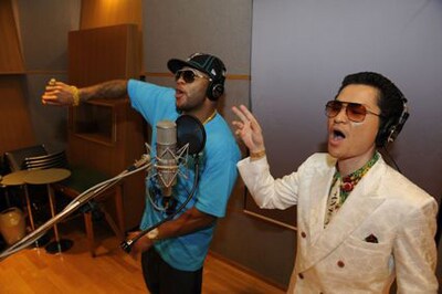 鼠先輩は英語の歌詞を自己流の解釈で熱唱。「ティンティンぶつけてファ～」というアドリブ歌詞を交えるなどヒートアップすると、フロー・ライダーも鼠先輩お得意の“ぽっぽ”ポーズを連発した。