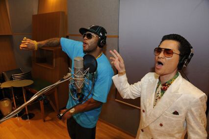 鼠先輩は英語の歌詞を自己流の解釈で熱唱。「ティンティンぶつけてファ～」というアドリブ歌詞を交えるなどヒートアップすると、フロー・ライダーも鼠先輩お得意の“ぽっぽ”ポーズを連発した。