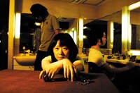 小谷美紗子はピアノの弾き語りスタイルで出演する。