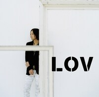 シングル「LOV」ジャケット。タイトルの読み方は「ラヴ」。
