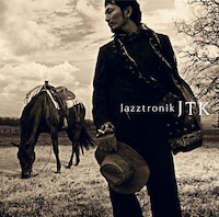 最新アルバムの「JTK」という題名はセルフタイトルの意味合いを持っており、本作には野崎がJazztronikとして描いてきたさまざまなエッセンスが凝縮されている（写真はアルバム「JTK」ジャケット）。
