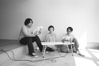 2008年に自主レーベル「オフィスフワリ」を立ち上げ、アルバム「メロディ」を発表した空気公団。新作「青い花」については、平野綾やJAM Projectらが所属するレーベルLantisからのリリースとなる。