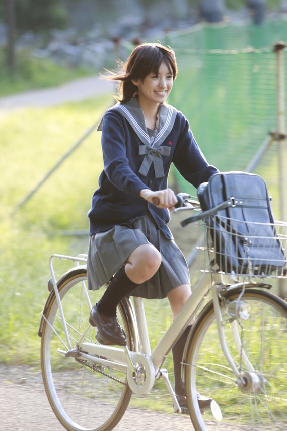 自転車で颯爽と駆けるセーラー服姿のアッキーナ。