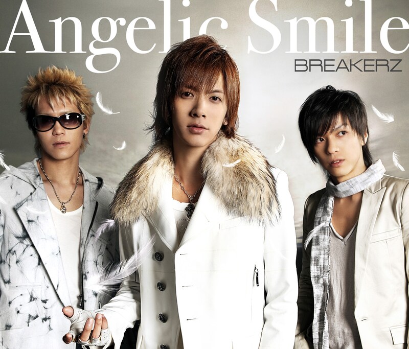 写真はシングル「Angelic Smile / WINTER PARTY」の初回限定盤。