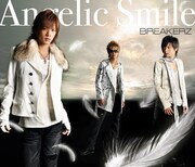 写真はシングル「Angelic Smile / WINTER PARTY」の通常盤。