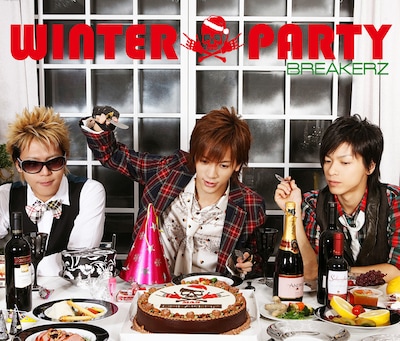 写真はシングル「WINTER PARTY / Angelic Smile」の初回限定盤。