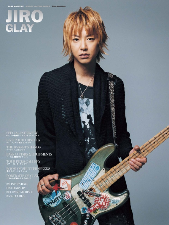 幅広い音楽ファンから愛されるベーシストJIRO。30代中盤にはとても見えない童顔も魅力だ。