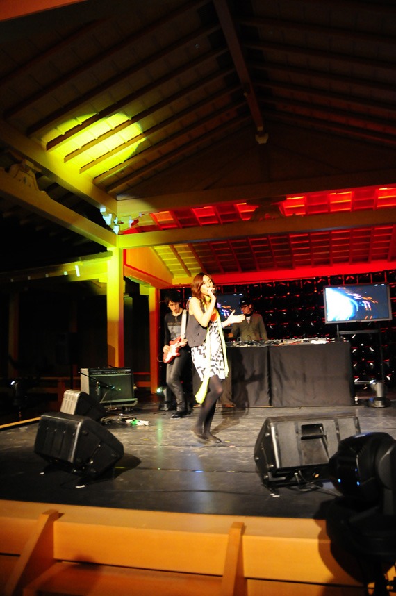 能楽堂でサイレントディスコ、という異例づくしのステージ。