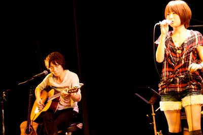 ライブでは「more than love」のカップリング「Follow me」も初披露。ファンにとって忘れられない一夜となった。