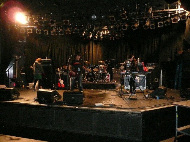 普段着のままで綿密なリハーサルを行うPOLYSICSのメンバーたち。