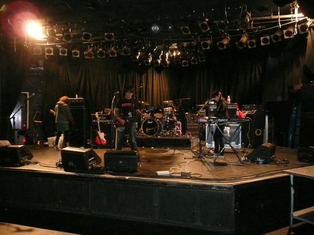 普段着のままで綿密なリハーサルを行うPOLYSICSのメンバーたち。