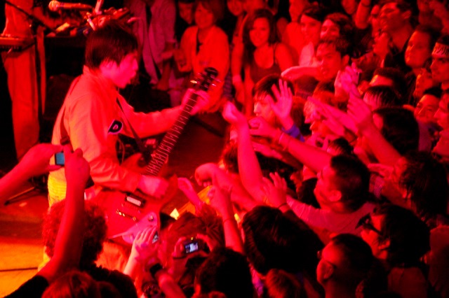 満員の観客を前に日本と変わらぬ熱いライブを繰り広げるPOLYSICS。