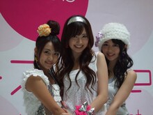 写真は左から高橋みなみ、小嶋陽菜、峯岸みなみ。テレビ東京系ドラマ24「メン☆ドル ～イケメンアイドル～」で3人が演じる男装アイドル「ペルソナ」のナンバー「3seconds」も、現在着うたとして配信中。