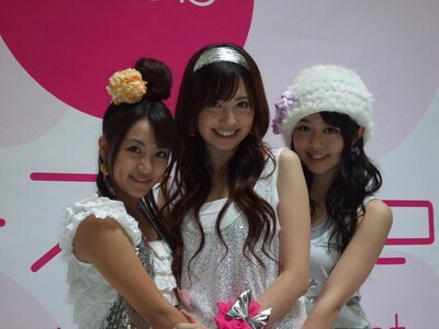 写真は左から高橋みなみ、小嶋陽菜、峯岸みなみ。テレビ東京系ドラマ24「メン☆ドル ～イケメンアイドル～」で3人が演じる男装アイドル「ペルソナ」のナンバー「3seconds」も、現在着うたとして配信中。