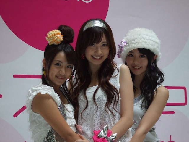 写真は左から高橋みなみ、小嶋陽菜、峯岸みなみ。テレビ東京系ドラマ24「メン☆ドル ～イケメンアイドル～」で3人が演じる男装アイドル「ペルソナ」のナンバー「3seconds」も、現在着うたとして配信中。