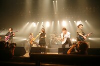 ライブ会場で発売されたグッズはオフィシャルサイトにて購入可能。