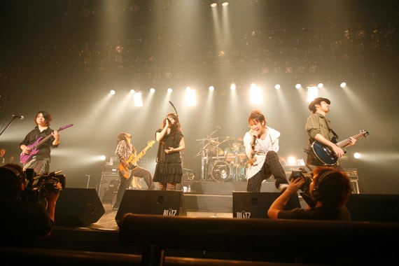 ライブ会場で発売されたグッズはオフィシャルサイトにて購入可能。