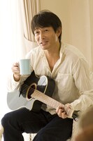 ギターを爪弾いても、ドリンクを飲んでも、何をやらせてもトレンディな吉田栄作（写真）。彼は1969年生まれの39歳。まさにアラフォー世代だ。