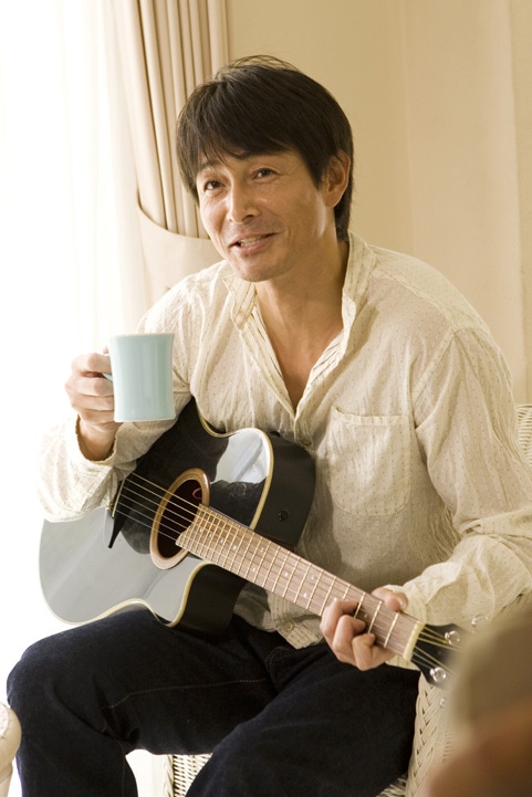 ギターを爪弾いても、ドリンクを飲んでも、何をやらせてもトレンディな吉田栄作（写真）。彼は1969年生まれの39歳。まさにアラフォー世代だ。