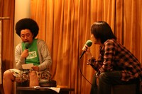 「カールの封を一回開けて、洗濯ばさみでとめて、冷蔵庫でキンキンに冷やして食うと美味い」「美味いよねえ。ビールにあう」「うすあじカールがいちばんいい」といった暮らしの豆知識も披露。