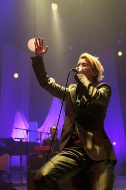 アメリカMTVの伝統的ライブ番組「MTV UNPLUGGED」。「出演できるのは一流の証」と言われる番組での、KREVAの堂々たるパフォーマンスをDVD+CDで楽しもう（写真は東京公演の模様）。